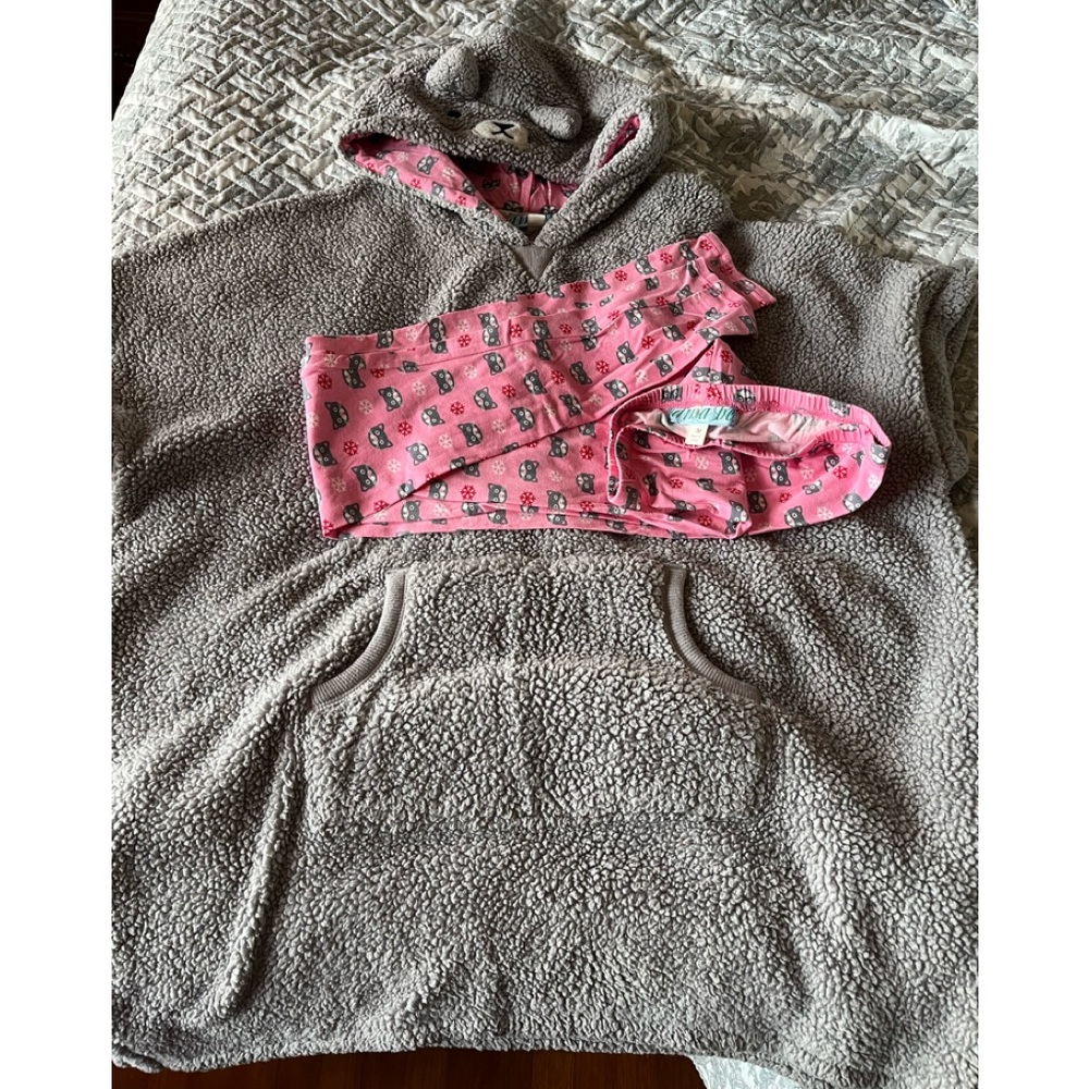 Super cute Dina be cat pajamas